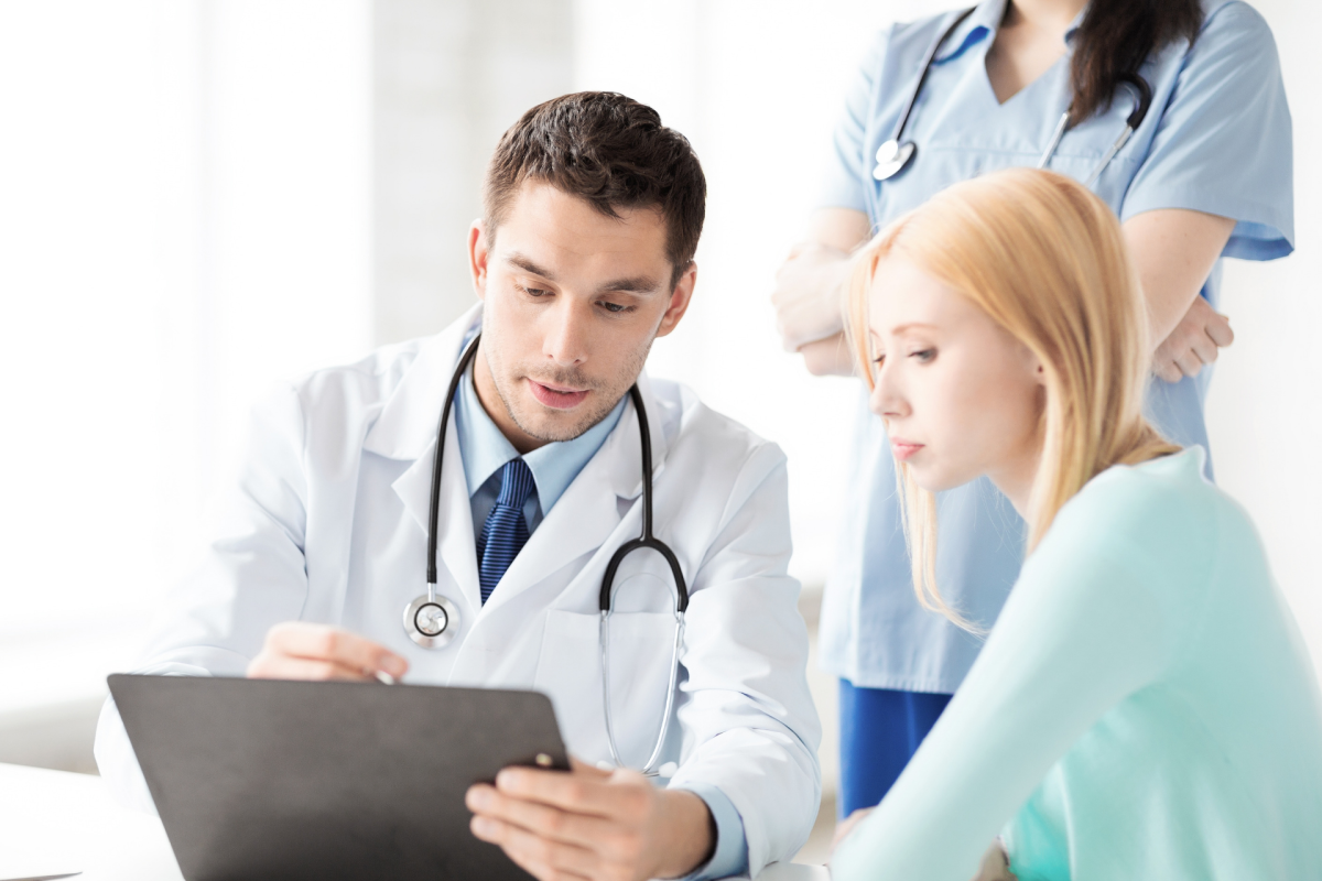 تفسير رؤية الطبيب في المنام لمختلف الحالات