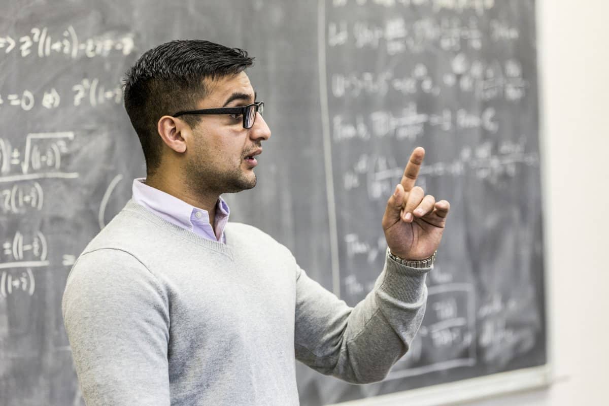 تعبير عن المعلم قصير جدا