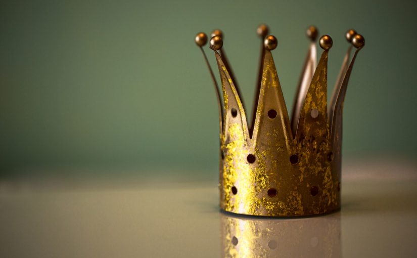 تفسير رؤية الملك في المنام للعزباء والحامل والمتزوجة لابن سيرين وابن شاهين