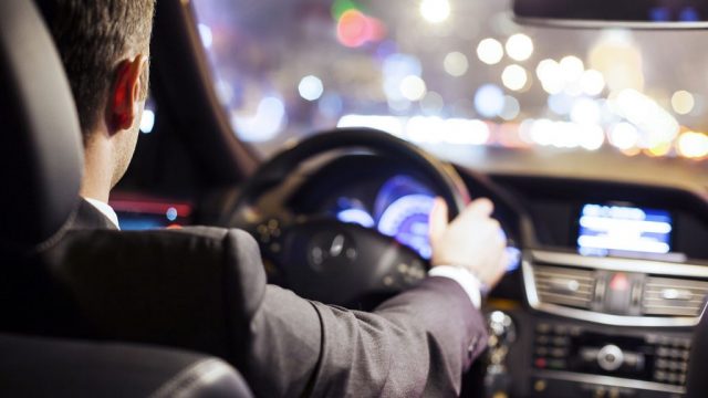 تفسير ركوب السيارة في المنام مع رجل اعرفه