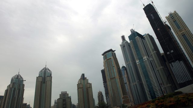 تقلبات جوية في طقس الإمارات حتى الإثنين.. وأمطار رعدية تجتاح الدولة الثلاثاء