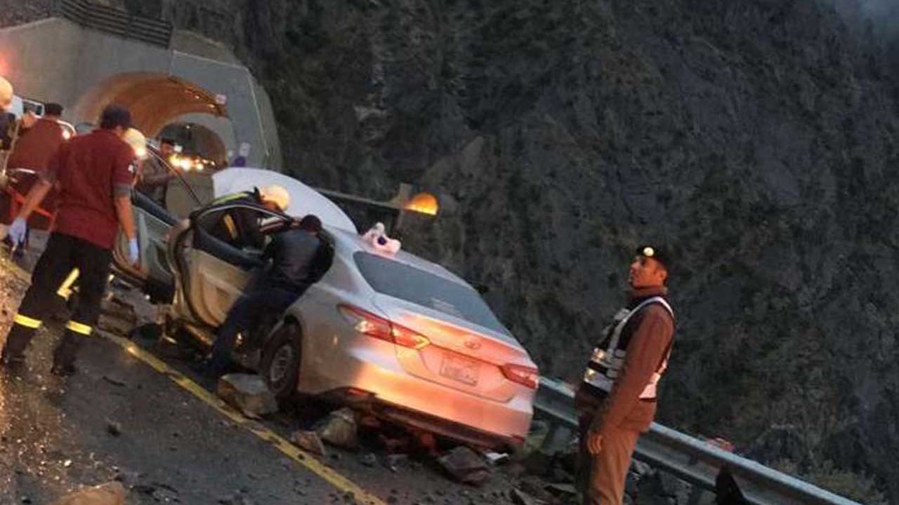 سقوط صخور على مركبة بالباحة ومصرع شخص بين الركام