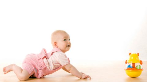 هل من الطبيعي أن يحبو طفلي إلى الوراء