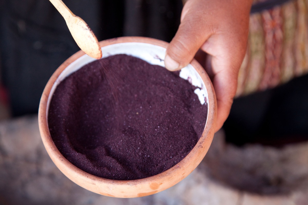 فوائد القرمز للشعر وكيفية استخدامه