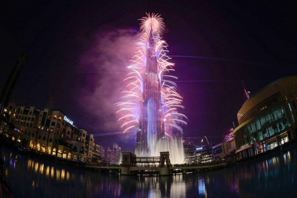 الألعاب النارية في برج خليفة لرأس السنة