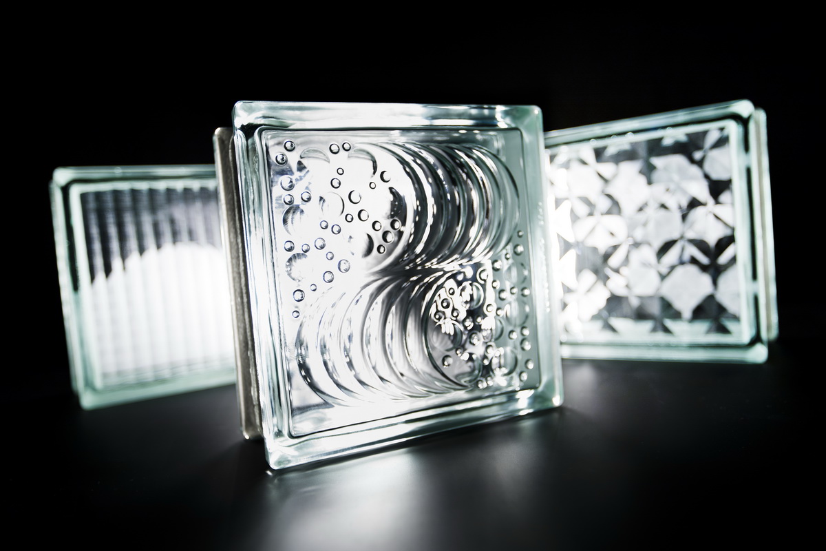 اشكال الطوب الزجاجي ومميزاته وعيوبه