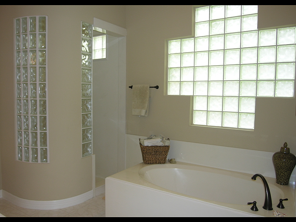 اشكال الطوب الزجاجي