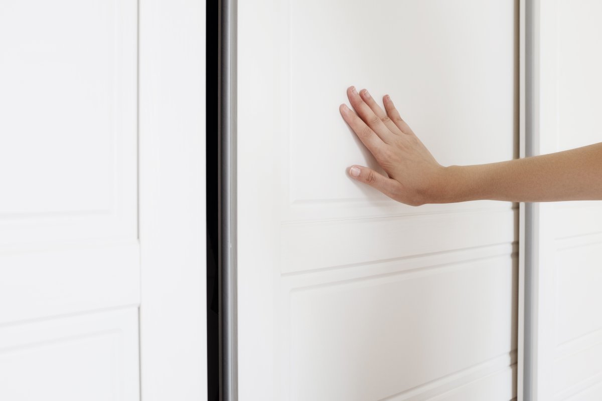 تفسير غلق الباب في المنام للعزباء