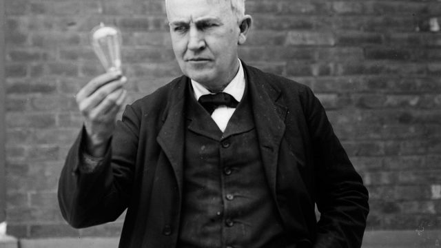 من هو مخترع الكهرباء توماس اديسون