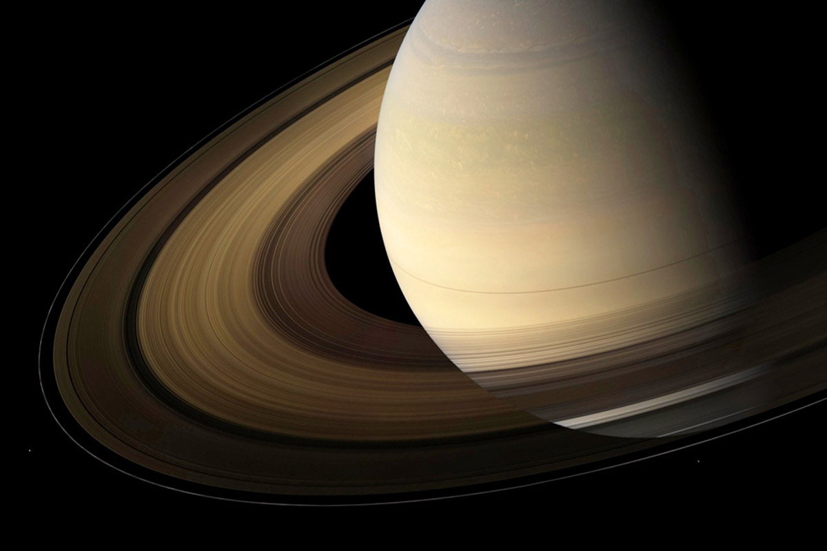 معلومات عن كوكب زحل وحلقاته ولونه أسرار تعرفها للمرة الأولى