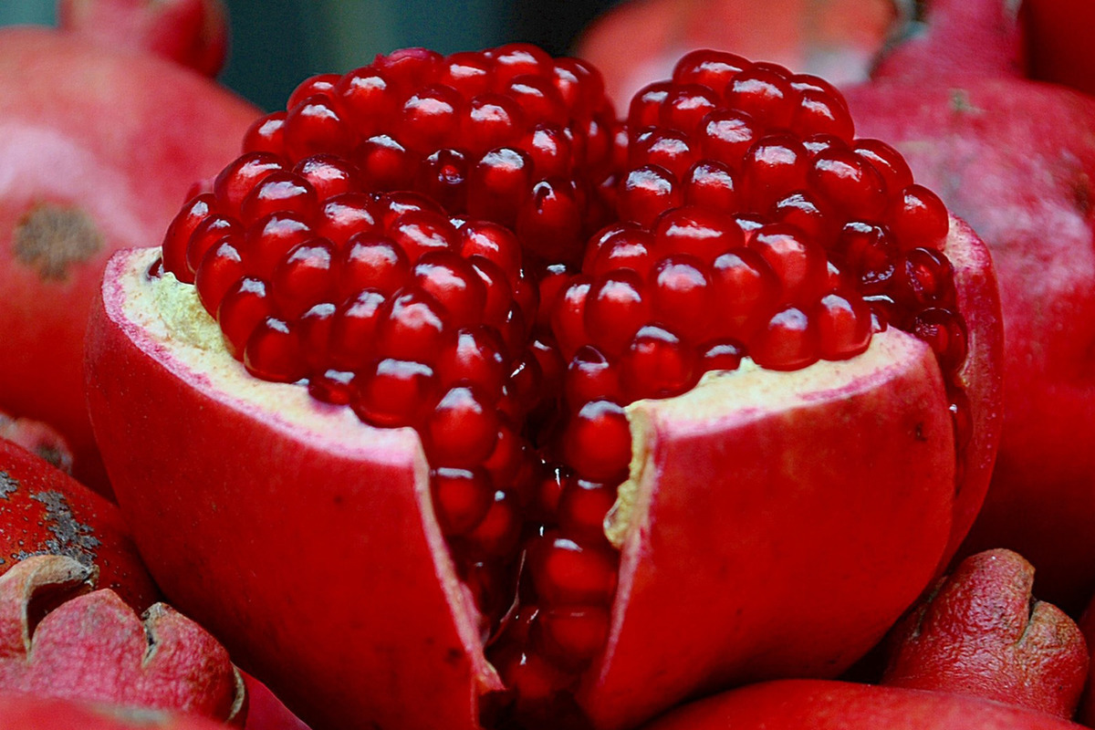 أضرار الرمان على جسم الإنسان