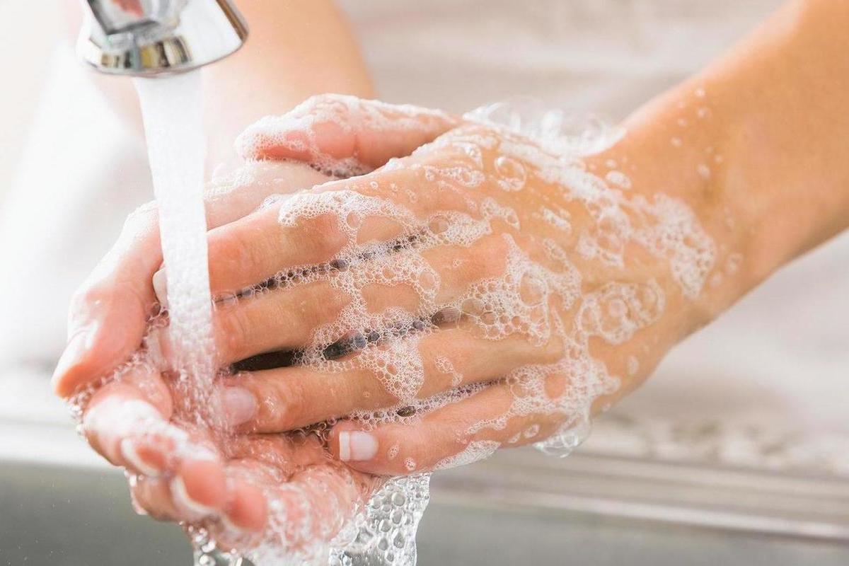 تفسير غسل اليدين في المنام للعزباء