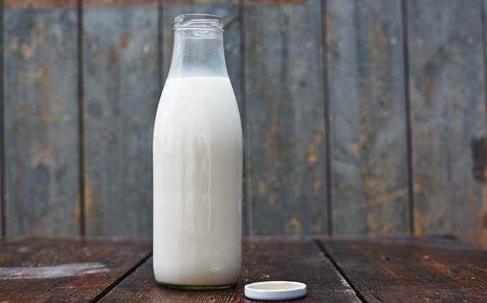 وصفة الحليب لترطيب الشعر الجاف