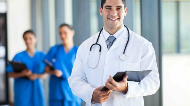 تفسير رؤية الطبيب في المنام لمختلف الحالات