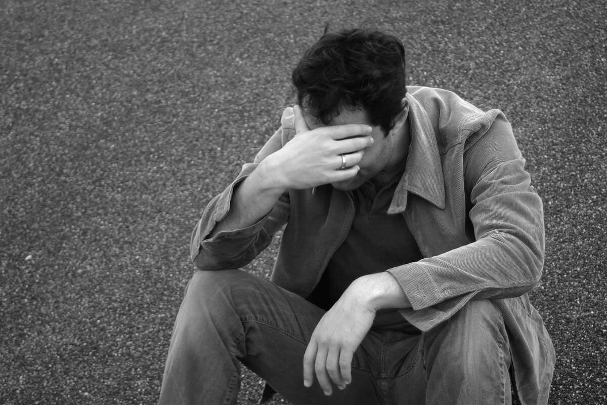 تفسير رؤية شخص تحبه يبكي في المنام‎ بالتفصيل