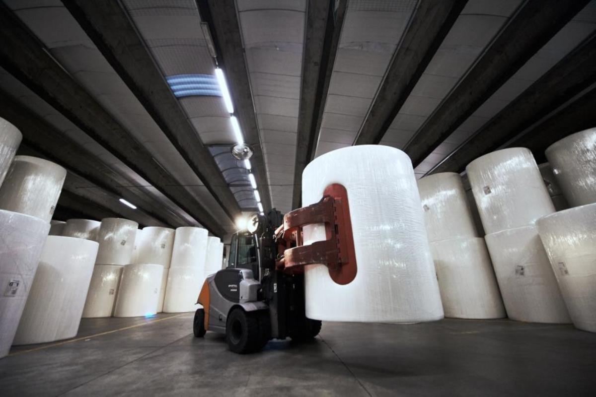 كيفية صنع الورق في المصانع