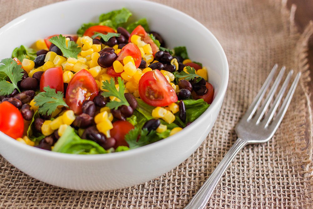 سلطة الفاصوليا الحمراء والذرة الحلوة سلطة الفاصوليا الحمراء والذرة الحلوة