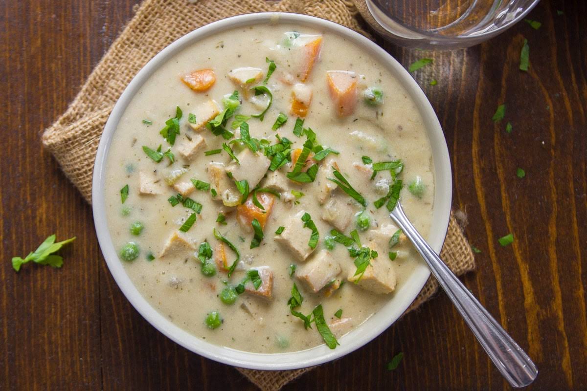 طريقة شوربة الدجاج بخطوات سهلة