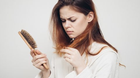 طرق علاج تساقط الشعر بالاعشاب