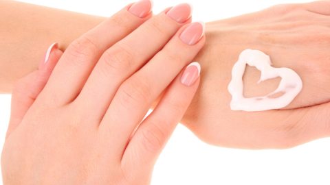 علاجات منزلية لتنعيم اليدين