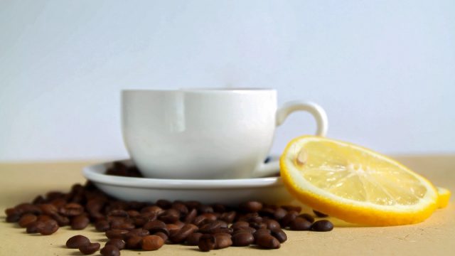 فوائد مشروب القهوة مع الليمون للجسم والصحة واضرارها