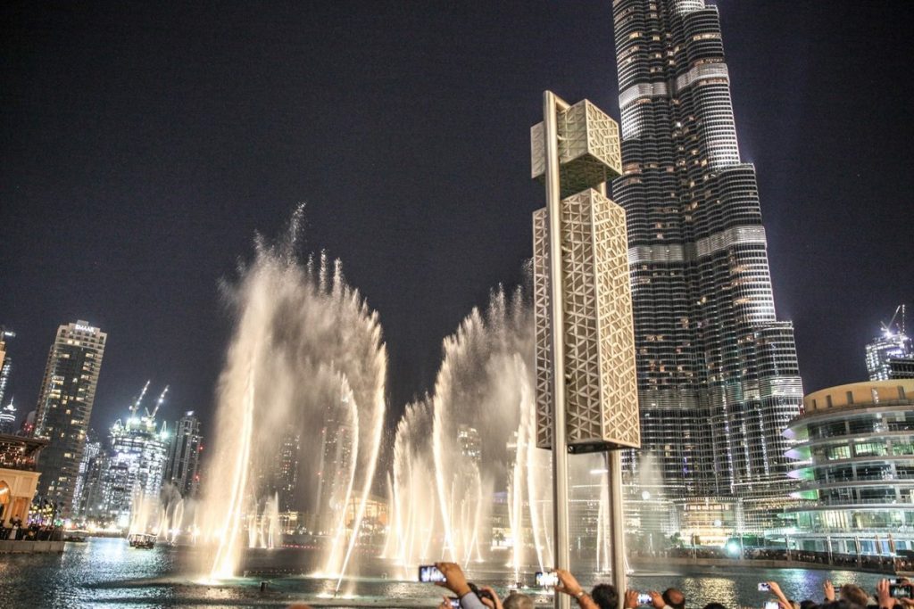 صور عروض نافورة دبي في المساء