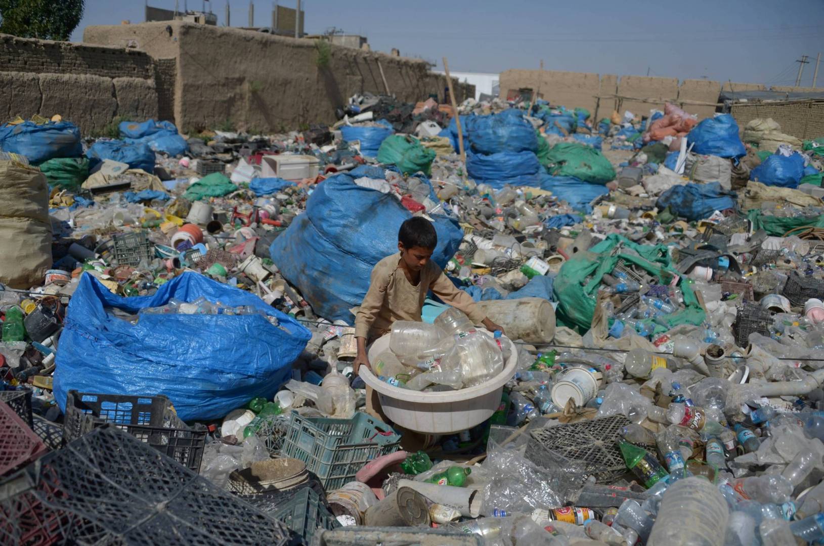 مقال عن المخلفات البلاستيكية خطر