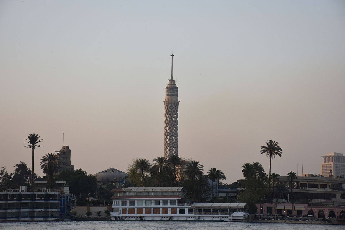 هل المطعم المتواجد أعلى برج القاهرة يدور فعلاً 360 درجة