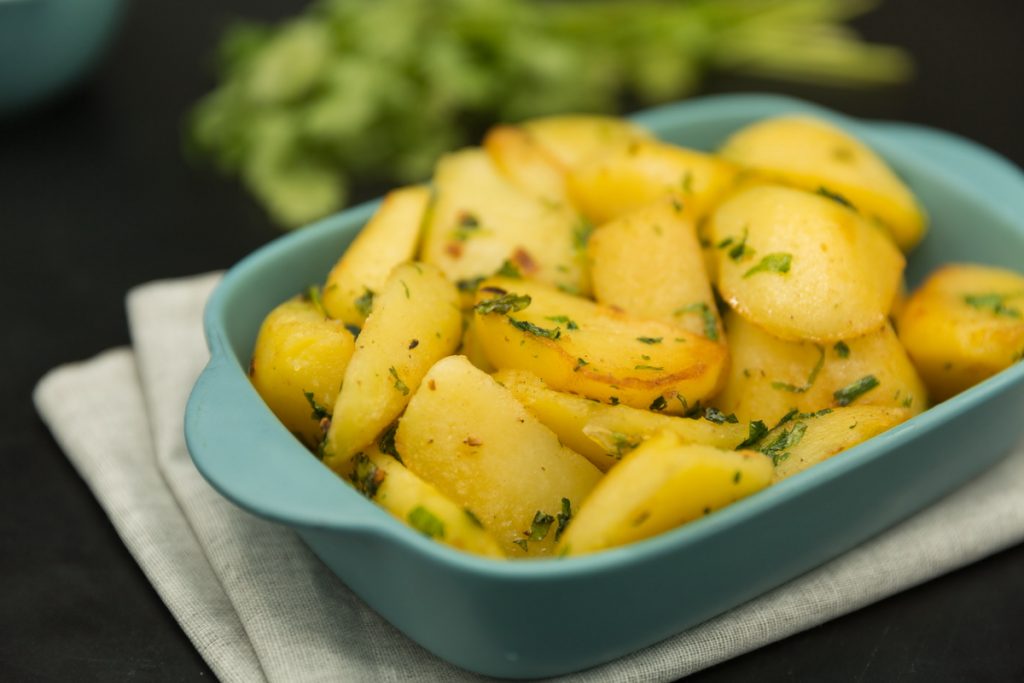 سلطة بطاطس مشوية في الفرن للرجيم سلطة بطاطس مشوية في الفرن للرجيم