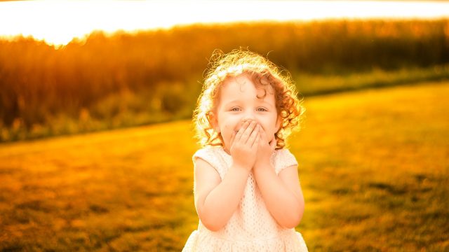 تفسير حلم رؤية الطفلة الصغيرة تفسير رؤية البنت الصغيرة الجميلة في المنام