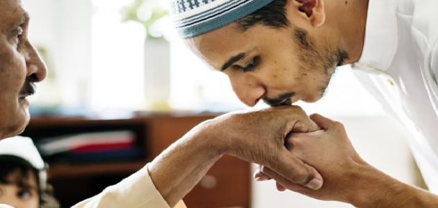 تفسير رؤيا تقبيل يد الاب في المنام التفسيرات الصحيحة الشاملة
