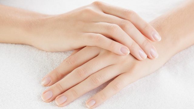 وصفات مجربة : خلطات طبيعية لتنعيم اليدين