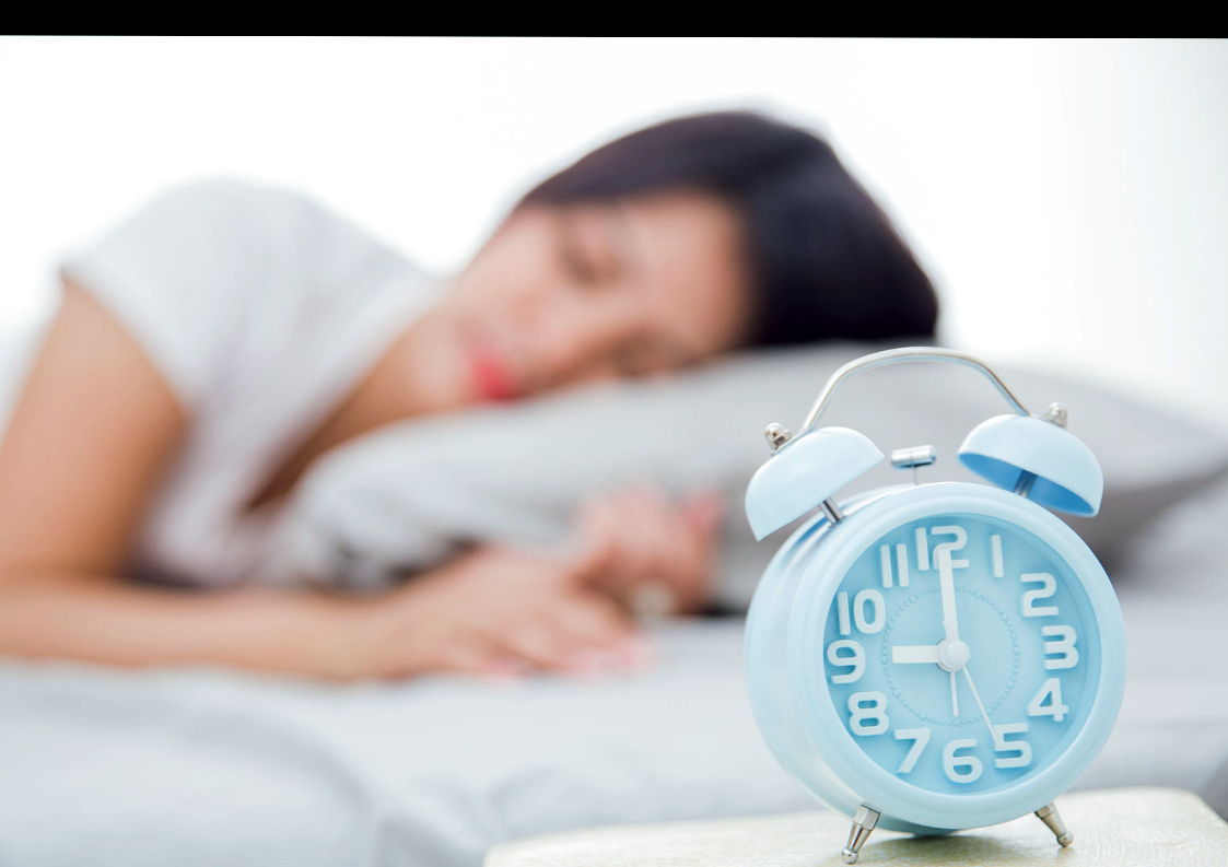 كم عدد ساعات النوم الطبيعية للإنسان البالغ كافية للصحة