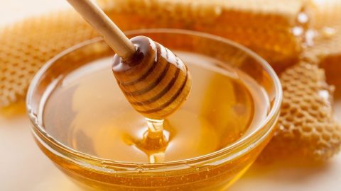 هل العسل يسمن أم ينحف