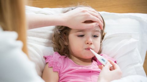 علاج الحرارة عند الاطفال بالبصل وطرق طبيعية بالخطوات المجربة