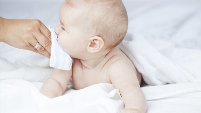 كيفية علاج السعال عند الرضع حديثي الولادة بطريقة طبيعية
