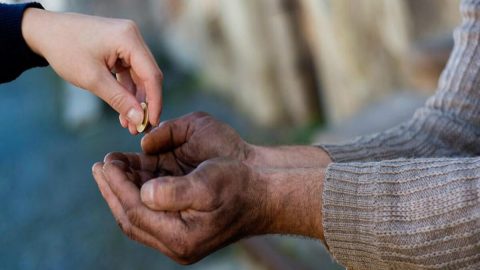 تفسير رؤية الصدقة في المنام ومعانيها في الخير والشر