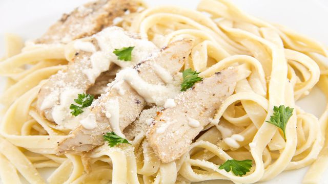 كيفية إعداد الفوتشيني بالدجاج كيفية إعداد الفوتشيني بالدجاج