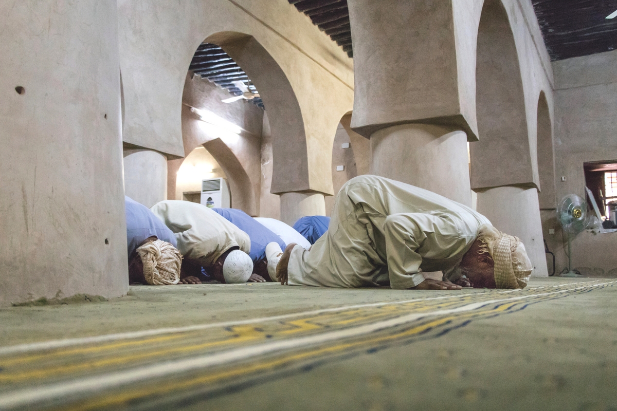 Qual è l'interpretazione della preghiera dietro l'imam in un sogno per donne single, donne sposate e donne incinte?