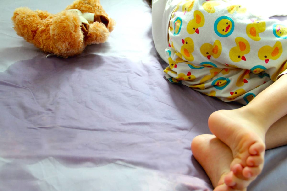 كيفية علاج التبول اللارادي عند الاطفال بالطب البديل وطبيا وأهم أسبابه