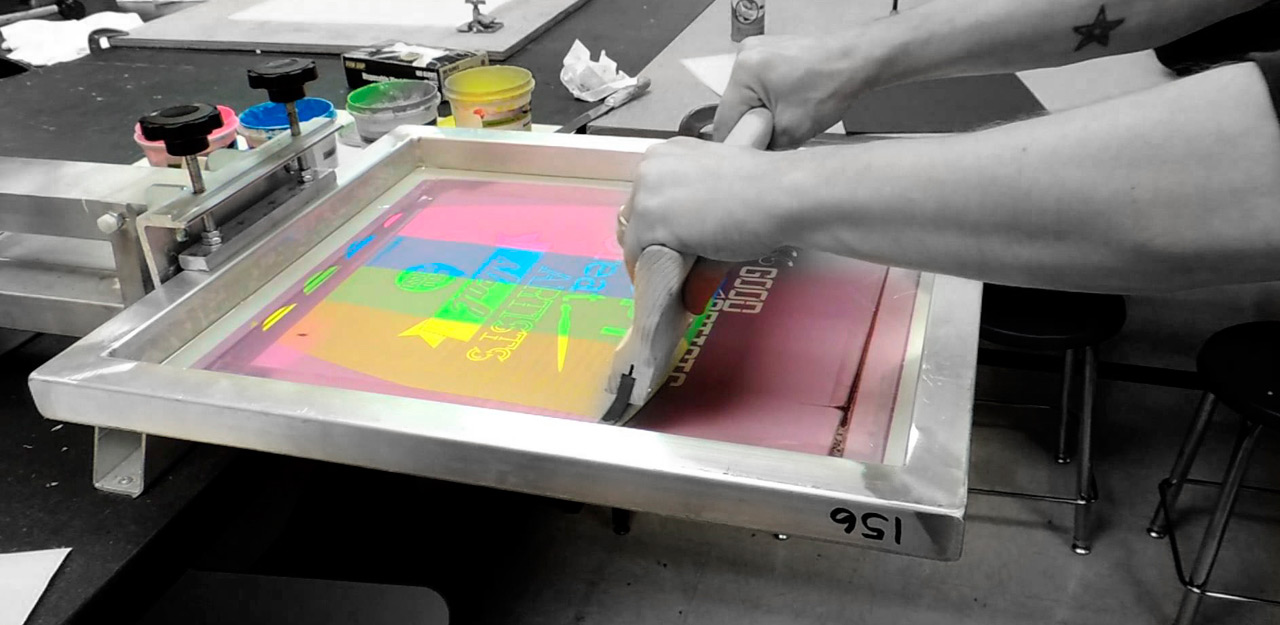 تعود اصول الطباعه بالشاشه الحريريه الى