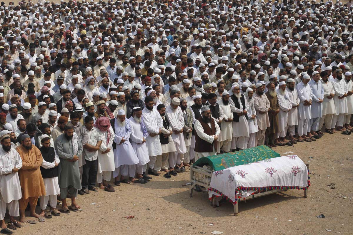 لماذا يقف الإمام عند رأس الرجل ووسط المرأة في صلاة الجنازة