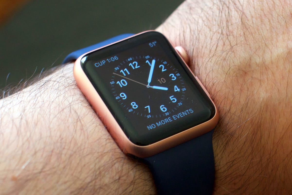 هل ساعة أبل ضد الماء ومميزاتها وعيوبها