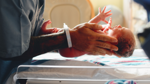 تسمى المرحلة التى يمر بها الجنين لحظة ولادتة