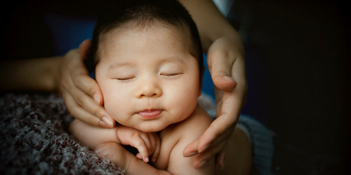 طريقة تنويم الرضيع ( كيف أجعل طفلي ينام بدون هز )