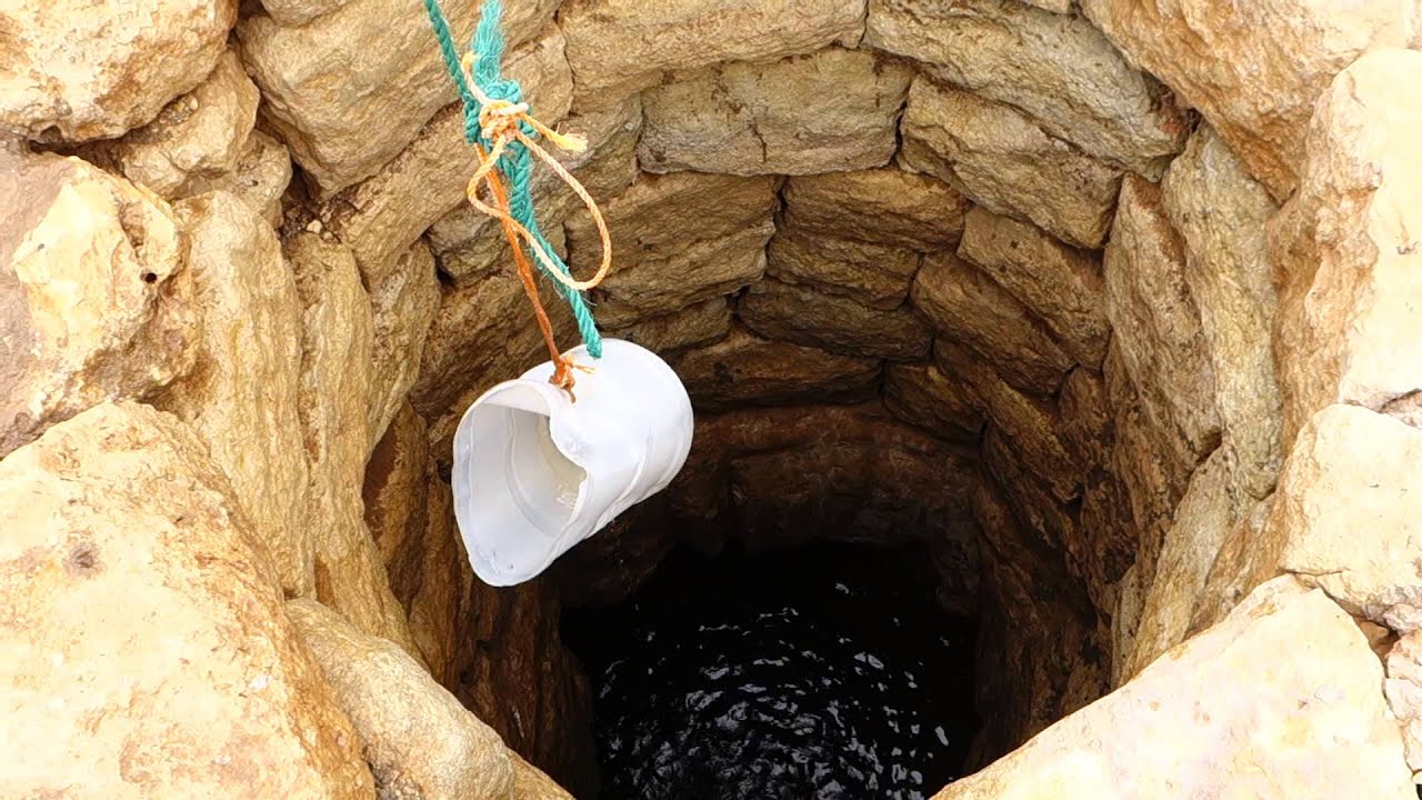 أين يقع البئر الذي القي فيه يوسف عليه السلام