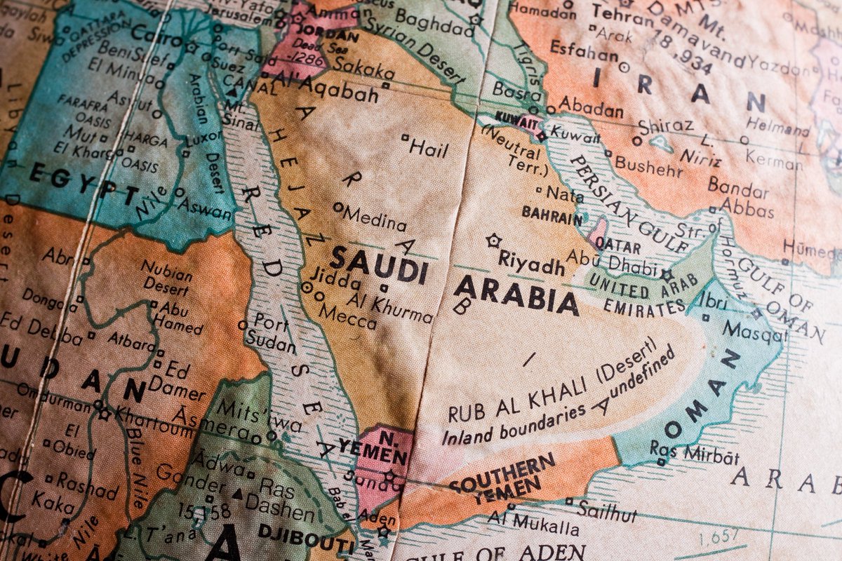 تقع معظم مساحة المملكة في العروض