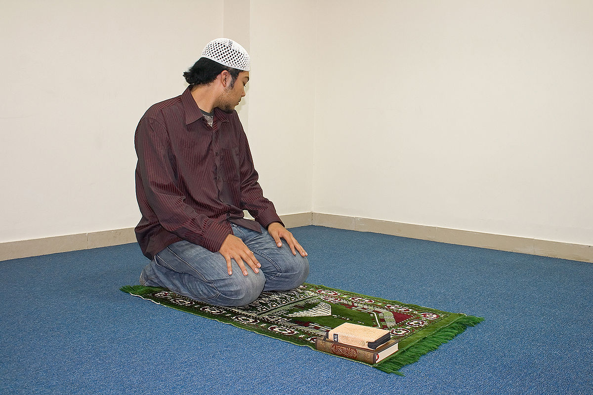 حكم التسليمة الاولى في الصلاة ( هل تنتهي الصلاة بالتسليمة الأولى )