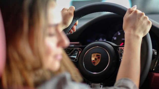 خطوات سداد سعر رخصة القيادة للنساء ( رسوم رخصة القيادة للسيدات بالسعودية )
