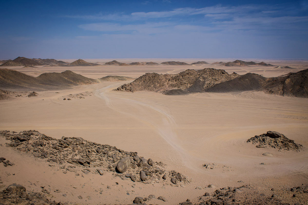 يتصف مناخ الربع الخالي بأنه